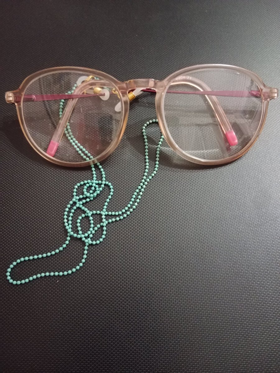 Me he encontrado estas gafas debajo del puente de Triana, entre la multitud que intentaba subir las escaleras para la calle Betis. Ha sido sobre las 18:30h de hoy domingo. Son pequeñas, color rosa, con una cadenita turquesa. RT por si aparecen sus papás y quieren recuperarlas 🙏🏽