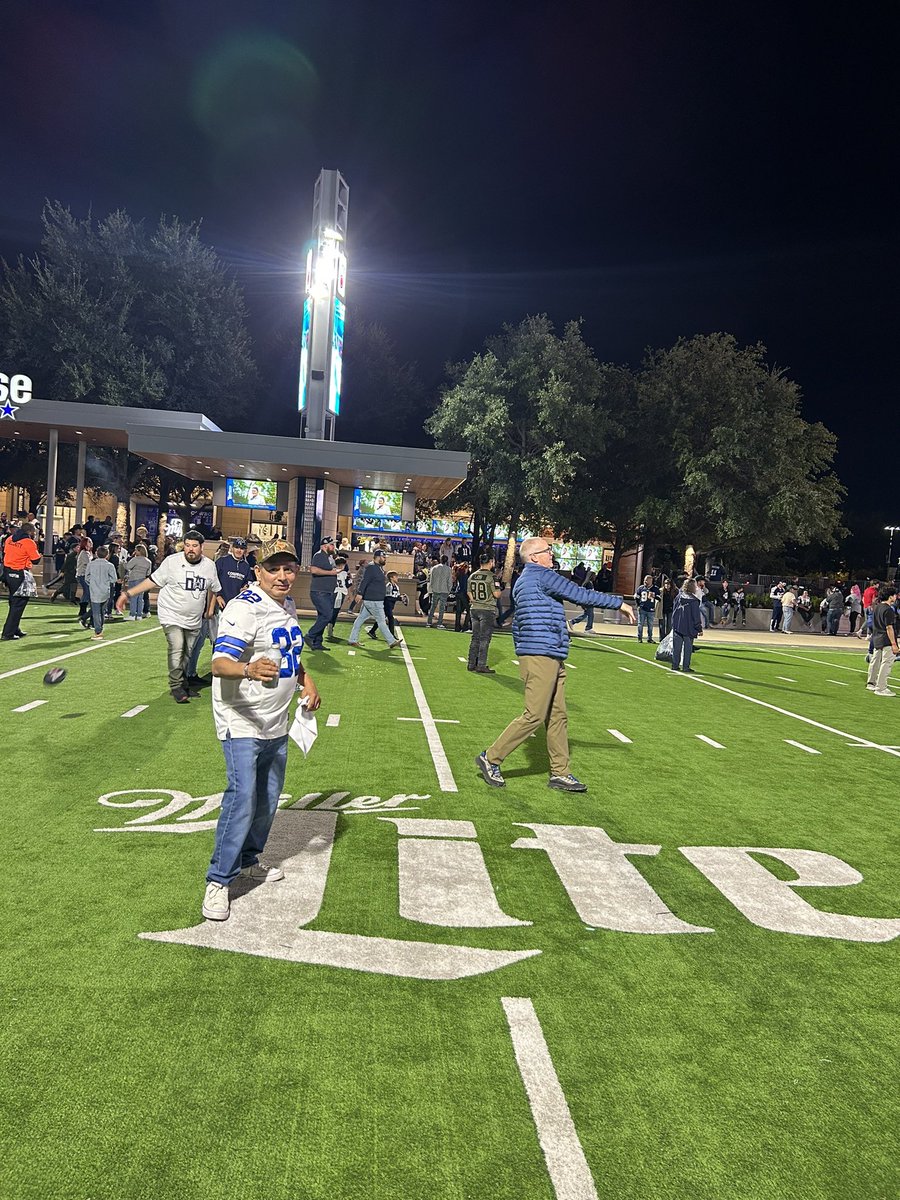 guccitrap33's tweet photo. My dad used to take me to cowboys games when I was little feels good to take him now that I’m grown 🤞🏽 https://t.co/wDUO3HNAwF