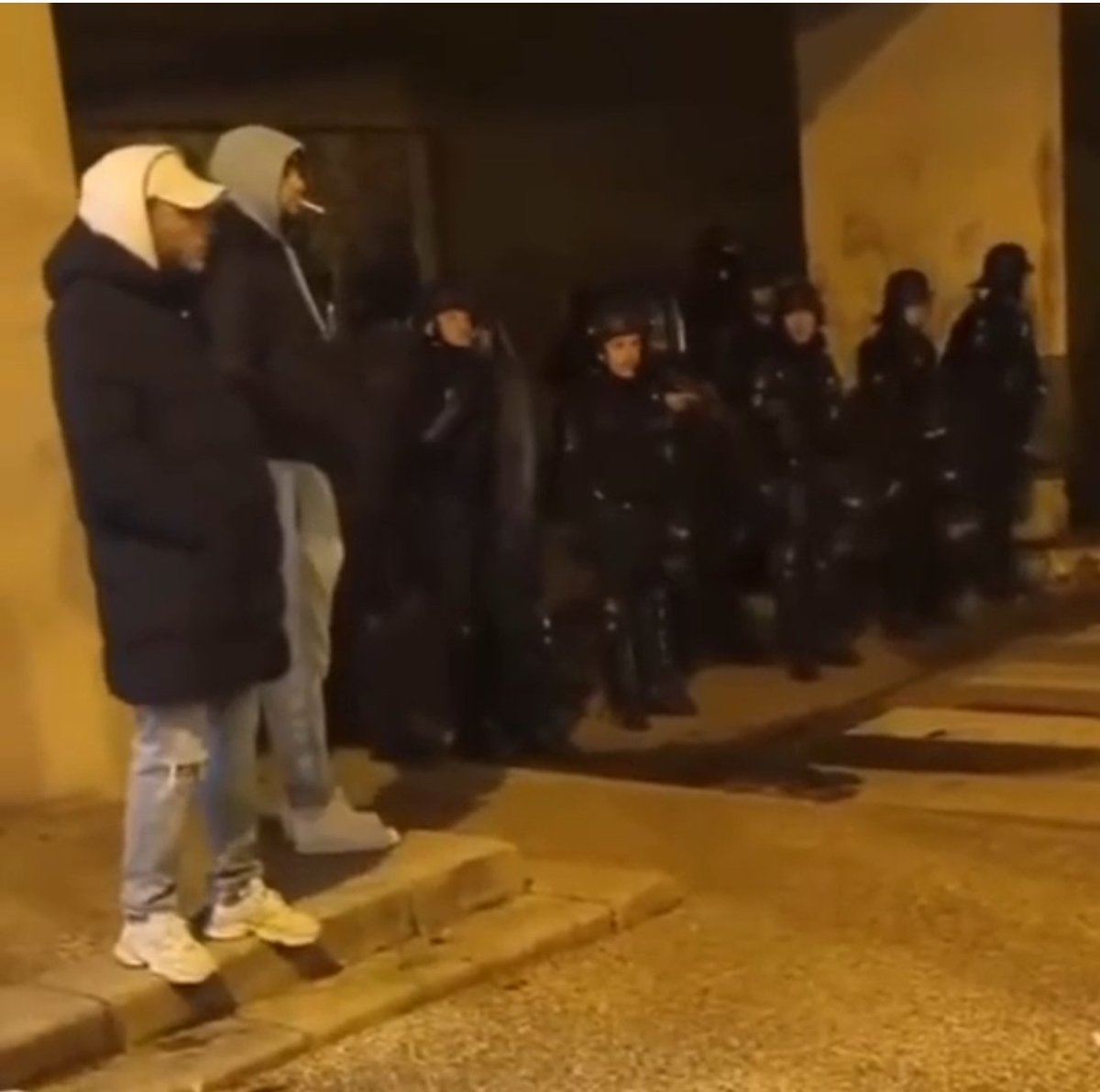 DuFiloFax's tweet photo. Hier fut une journée funeste pour la #France à plus d'un titre
Outre les deux septuagénaires attaqués au #couteau par un ressortissant #marocain
La #CRS8 et la #PoliceNationale main dans la main défendent un #PointDeDeal
Voici le bilan de #Macron et #Darmanin suite à #Crepol https://t.co/w9gepLiB1e