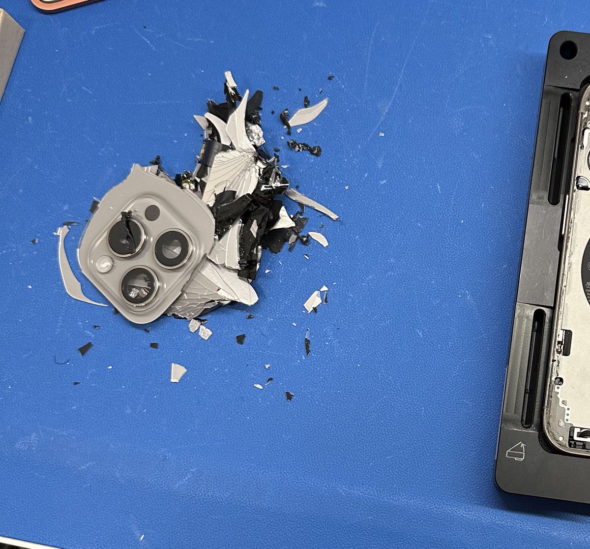 PulledToQueue's tweet image. Every iPhone 15 pro and pro max back glass opens like this…