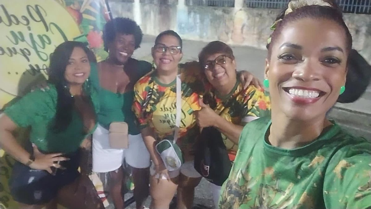 Vanessa59149129's tweet photo. Nosso primeiro ensaio de rua foi maravilhoso demais!! @GRESMIPM @midiamocidade Te amo minha Mocidade 💚🤍🌟🇳🇬 https://t.co/U3JjvFGahI