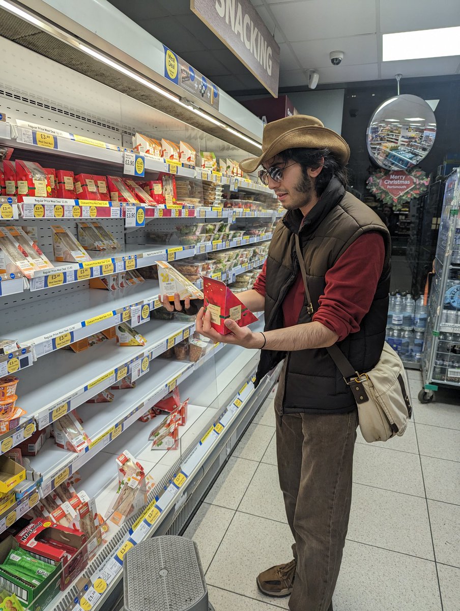 MailNeverFails's tweet image. Dressed up as Sniper and Simon!!!