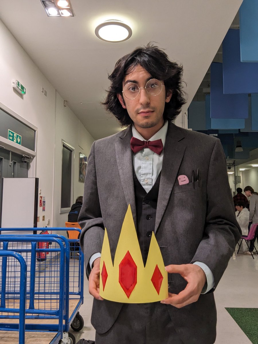 MailNeverFails's tweet image. Dressed up as Sniper and Simon!!!