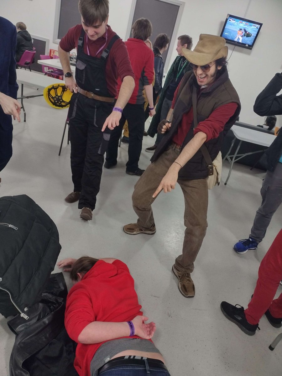 MailNeverFails's tweet image. Dressed up as Sniper and Simon!!!