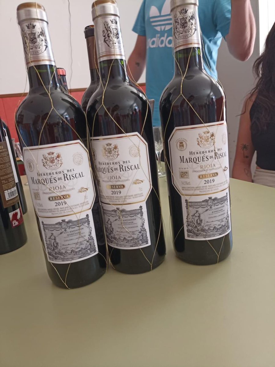 villabermudo_'s tweet photo. Tres vinos @marquesderiscal @vinocarramimbre y Matsu maridados con #quesos, buena compañía y un "director de orquesta" super profesional. Así fue nuestra #CataDeVinos en #Villabermudo
GRACIAS Jorge Carrero Gallego y Valeria Martin.
#OjedaParaSiempre #planesenelpueblo #verano2023 https://t.co/VUqwHNetzk