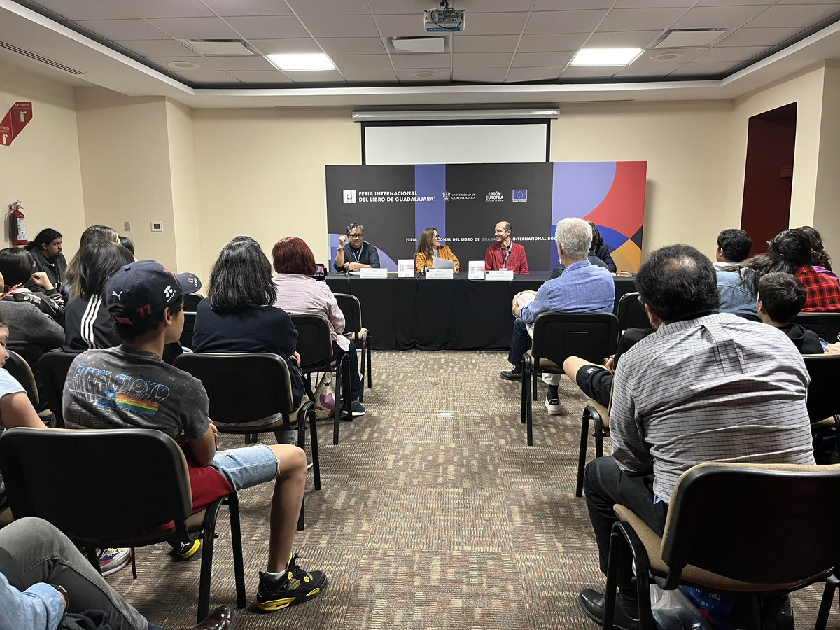 librosunam's tweet photo. Estamos en la presentación del tercer volumen de #ElEnsayo en @FILGuadalajara, con @RosaBeltranA, Geney Beltrán, @JI_Carranza y Roberto Feregrino Verdeja.☺️📚 https://t.co/WFQf5kYsvL