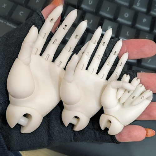 BluePixieArt's tweet photo. I forgot to share that I'd finally strung all 3 test hand prints for Jowol's BJD so here they are

I think I have to go with the largest which is half my height so that'll be fun to work with + far more expensive. oopsie ^^;
I'll put my thoughts in the replies 🧵
#porcelainmade https://t.co/awhEoWr6G5