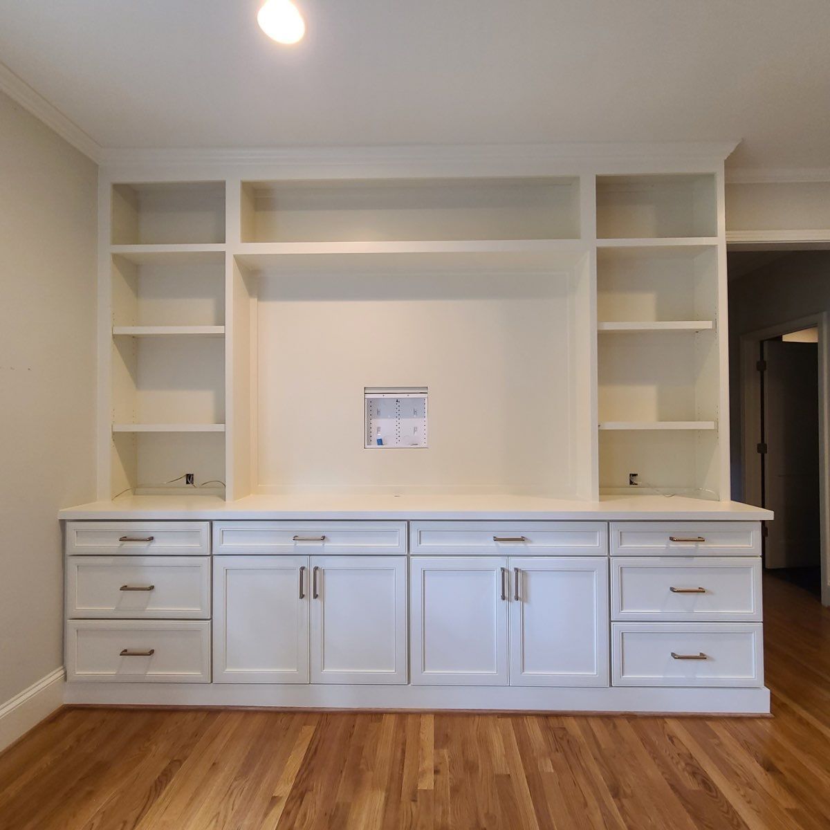 CCFFcompany's tweet photo. This master bedroom now features a beautifully crafted entertainment area that serves multiple purposes! Not only does it provide ample storage space but also acts as a stylist display area for decor items ποΈ
#bookcase #bookcasegoals #entertainmentarea #masterbedroom https://t.co/0UI9pLLRk9