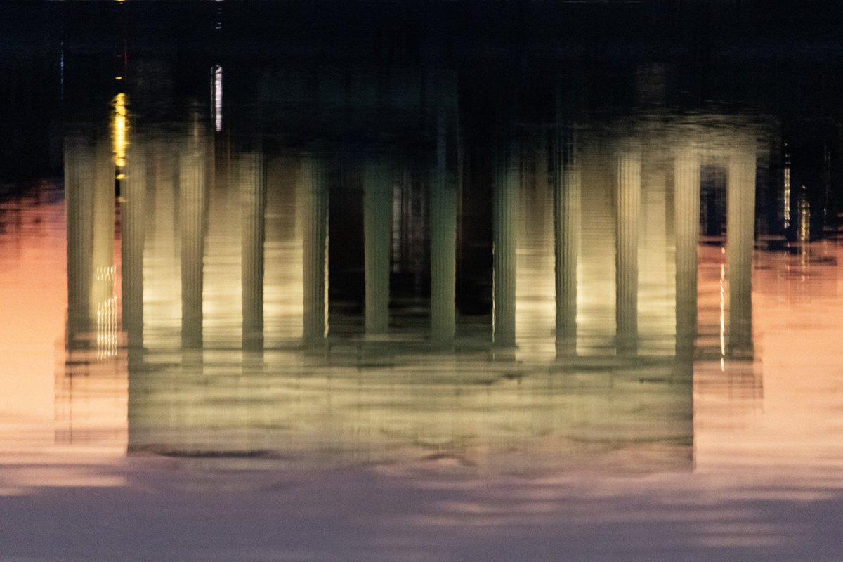 DianeKrauthamer's tweet image. #LincolnMemorial reflecting on the #ReflectingPool just after sunset 🪞