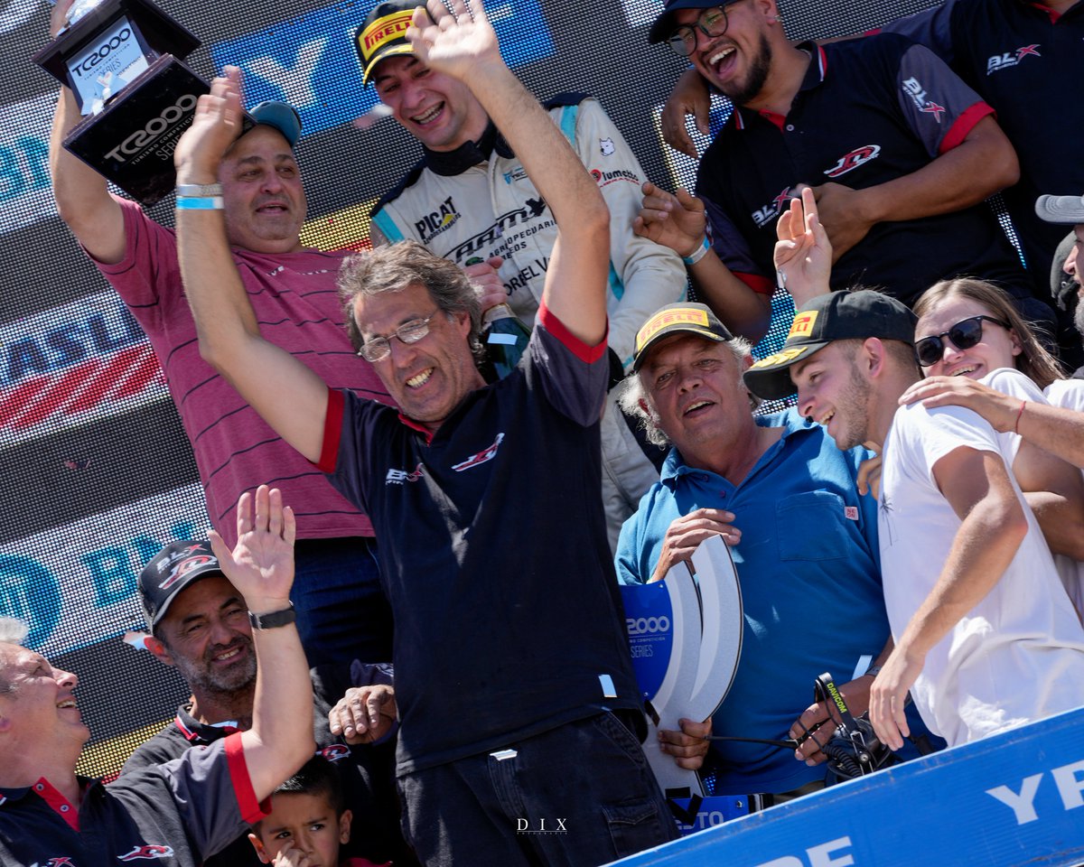 Termina nuestra 20a temporada como estructura dedicada al automovilismo deportivo, y de la mejor manera.

Dos décadas en las estuvimos arriba y abajo de la rueda, que peleamos títulos y conseguimos cosas importantes, y donde también tuvimos que reordenarnos ante la adversidad.