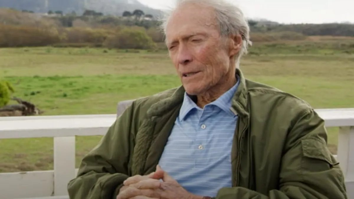 RoomCritical's tweet photo. Clint Eastwood aparece em foto dos bastidores de Juror No 2.

Confira no site! Link nos comentários. https://t.co/hiyGGflxy8