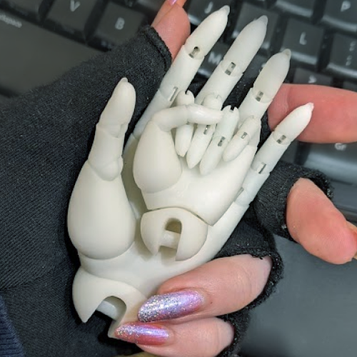 BluePixieArt's tweet photo. I forgot to share that I'd finally strung all 3 test hand prints for Jowol's BJD so here they are

I think I have to go with the largest which is half my height so that'll be fun to work with + far more expensive. oopsie ^^;
I'll put my thoughts in the replies 🧵
#porcelainmade https://t.co/awhEoWr6G5