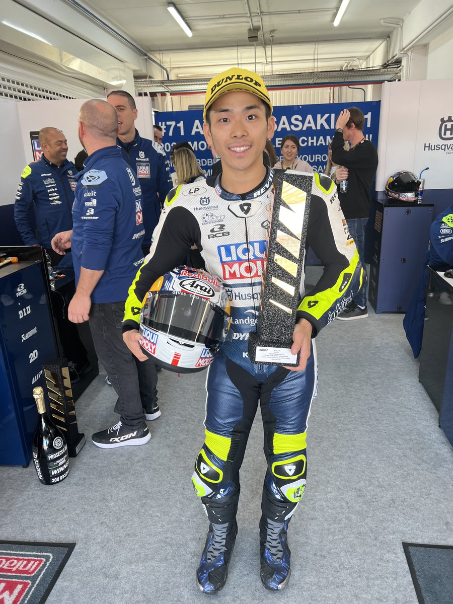 araihelmetjapan's tweet photo. MotoGP第20戦バレンシアGP Moto3決勝、#佐々木歩夢 選手が優勝！
2番手からスタートし、残り5周でトップへ浮上、そのままチェッカー。前走のうっぷんを晴らすかのような強いレースでした。ランキング2位で終えた2023年。来季Moto2への弾みと期待を膨らまし、最後のレースを見事優勝で締めくくりました https://t.co/yZercnSqeP