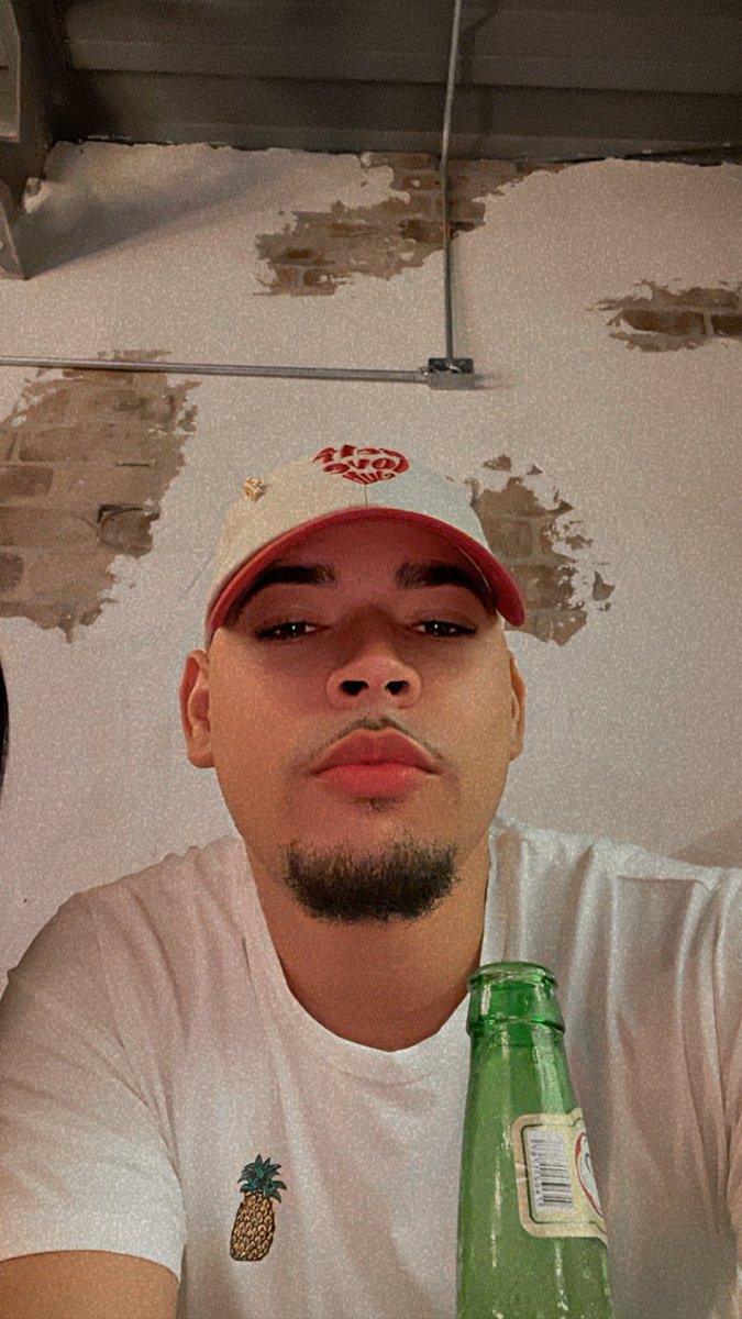 RT02F's tweet image. Cita este tweet con una foto usando gorra.