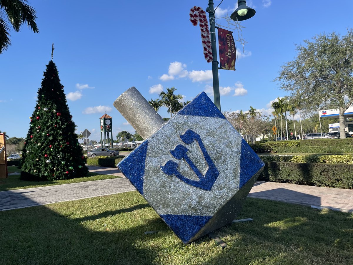 CityPortStLucie's tweet photo. Snap, share and win! 📸
#PSLinLights kicked off Friday, which means it's also time for the Holiday Photo-Op Destination Contest!
Gather your friends and family and strike a pose against seven dazzling backdrops throughout the City and win prizes!
Enter and learn more here: https://t.co/wEmNOKMg8s