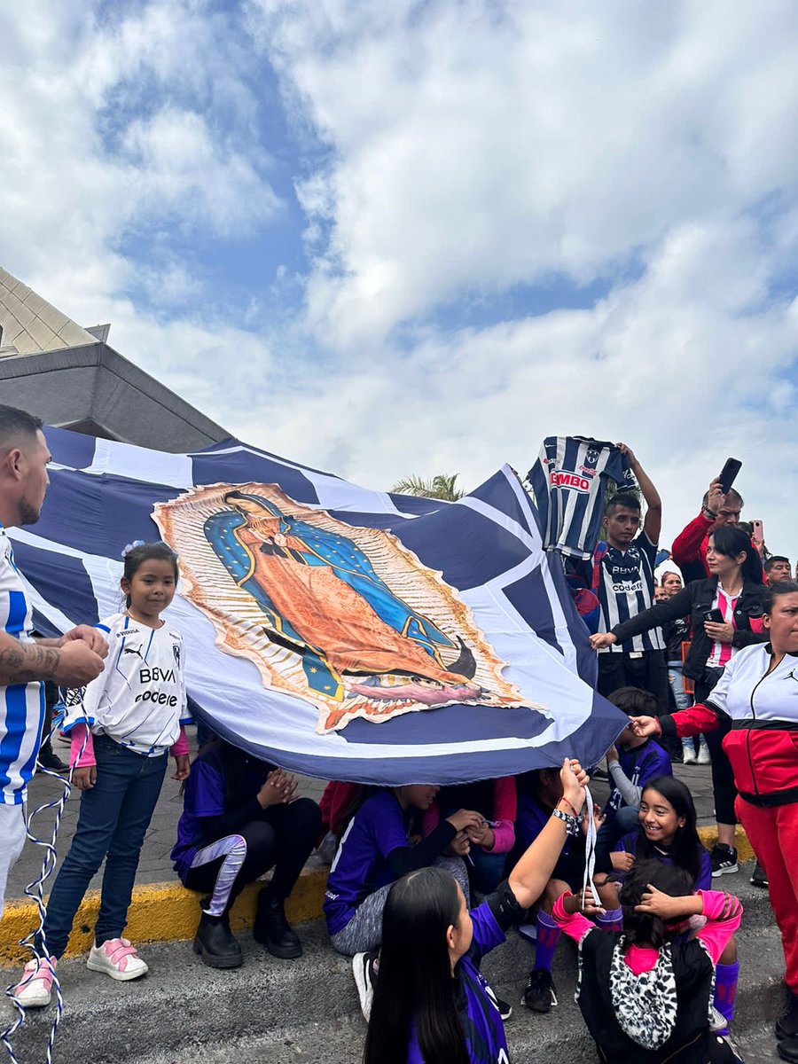 SraLozano26's tweet photo. Te quedo’ todo espectacular @tanorayado !!! Siempre apoyando a nuestros @Rayados!!!………🤗🙏🏻💙 https://t.co/WT88cPZRtC