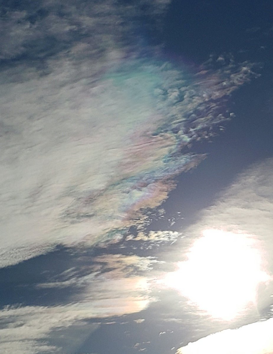 atxwxgirl's tweet photo. Went to pick up some lunch & got to squeeze in some really nice #CloudTime βοΈπ€ in the drive-thru. love that cloud iridescence, too π #atxwx #txwx https://t.co/dVLuVItppi