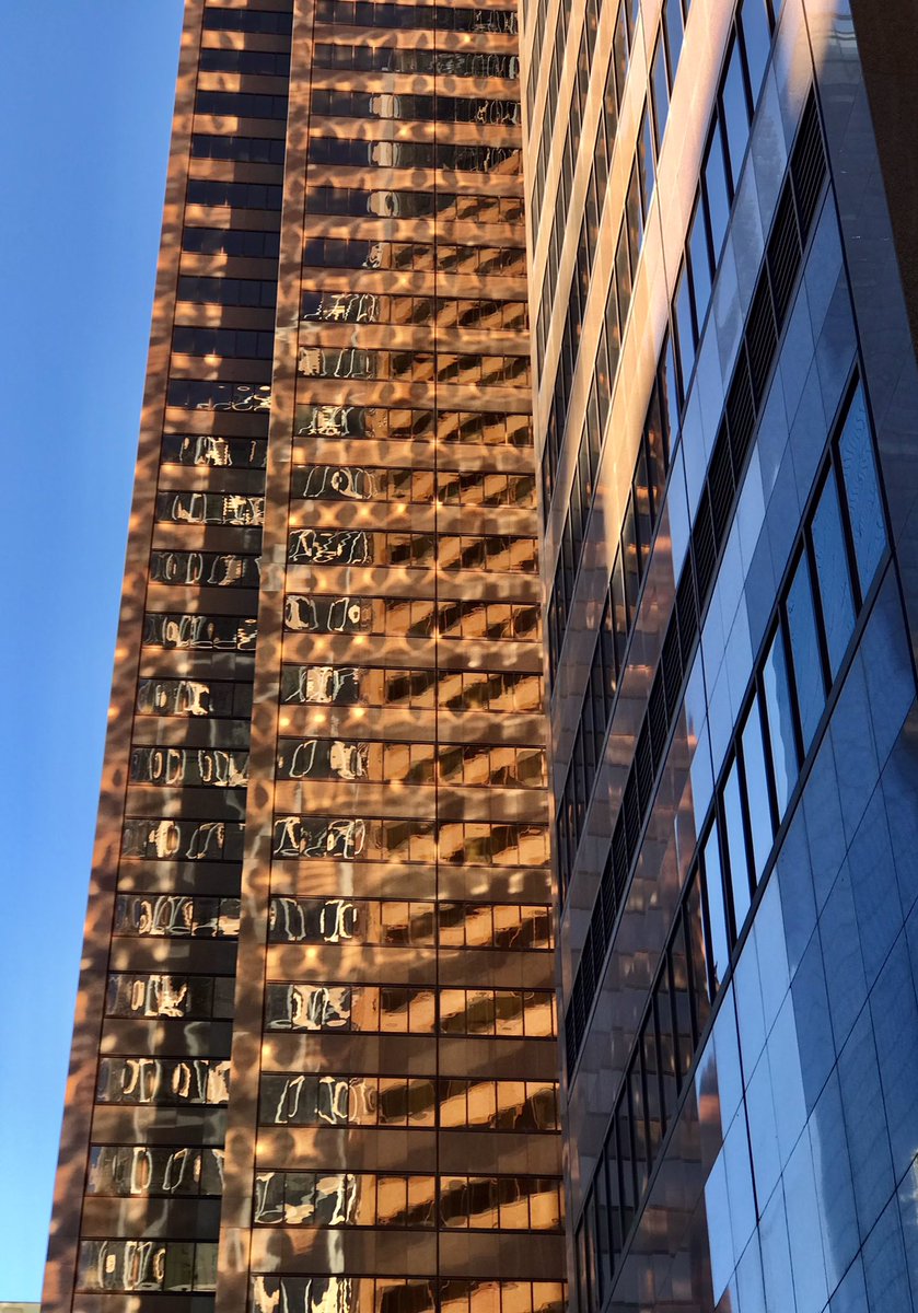 everydaytourist's tweet photo. Treated to a unique downtown Calgary light show while flaneuring this afternoon. @downtowncalgary @Mark_Downtown @Architizer @CdnArch @YYCTKW @GiantBlueRing @TourismCalgary #flaneur #downtowncalgary #explorecities #traveltips @Surrealplaces @skyrisecities https://t.co/NbJ4jVH4uI