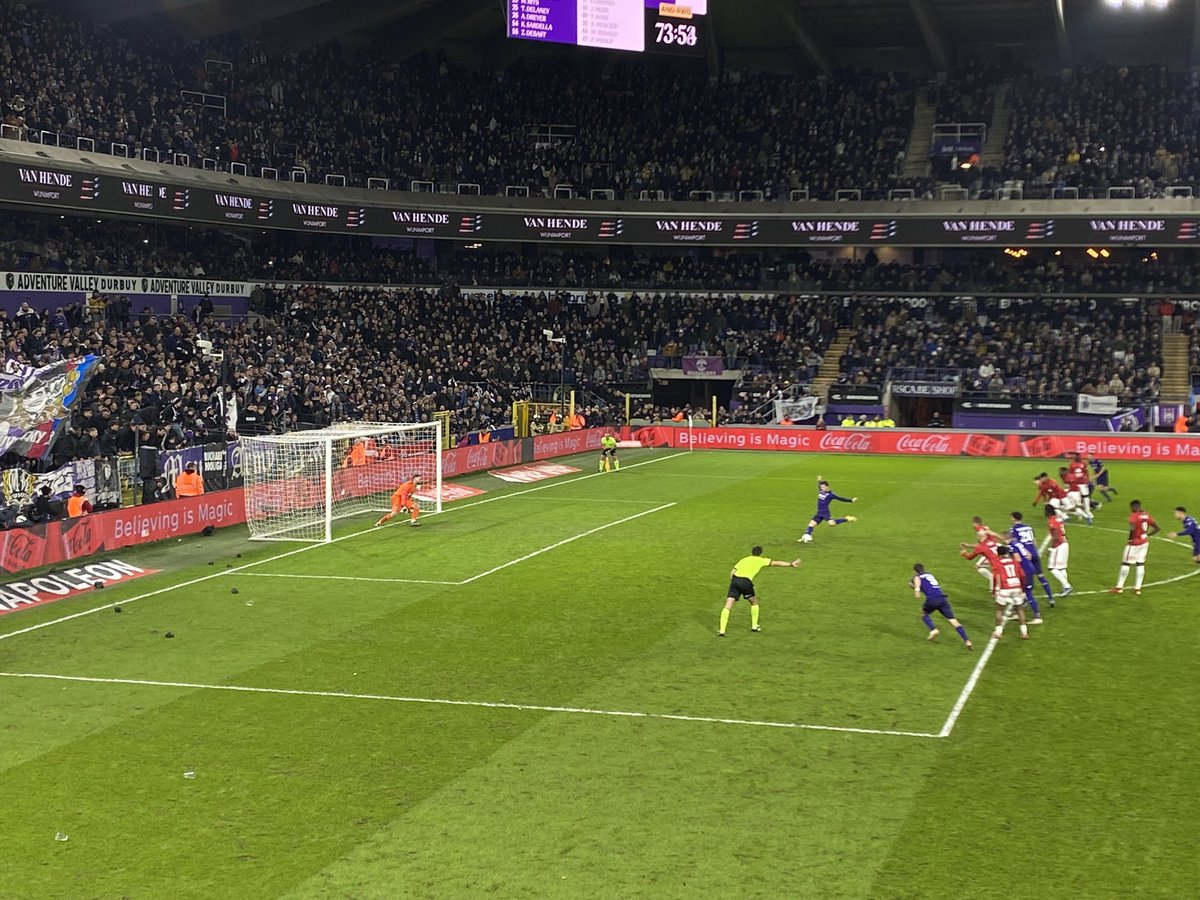 Dagje Belgisch voetbal: de stadsderby Anderlecht - RWDM. Heerlijk sfeer, goed bier en de winnende goal in de laatste minuut. #groundhopping #ANDRWDM