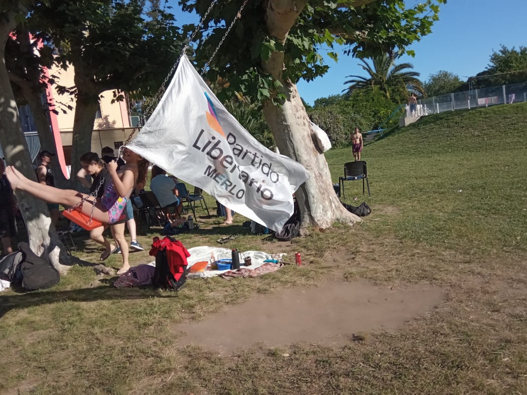 PartidoDifusion's tweet photo. Más de la militancia festejando  y la bandera flameando https://t.co/7TN9o471nV
