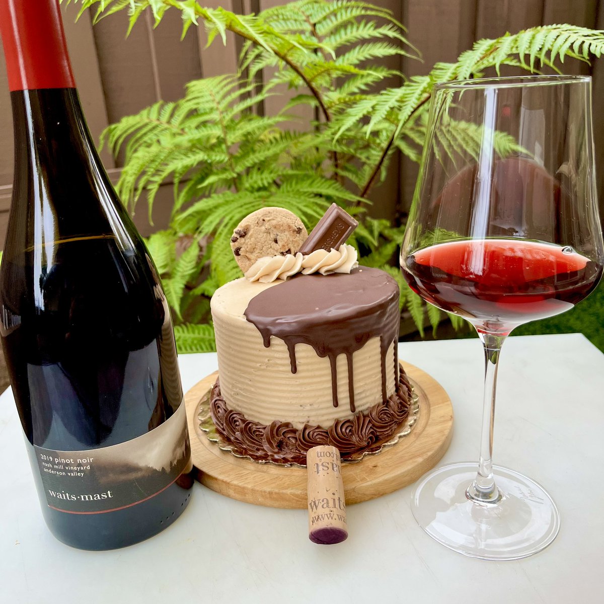 Happy #CakeDay with a @MendoWine pinot noir by @WaitsMast. This is showing a nose of black cherry, cinnamon and sandalwood with tastes of ripe black raspberry, clove and nutmeg.  This is truly a beautiful wine. @boozychef @JAndrewFlorezII @rr_pirate @AskRobY @katerina_brv
