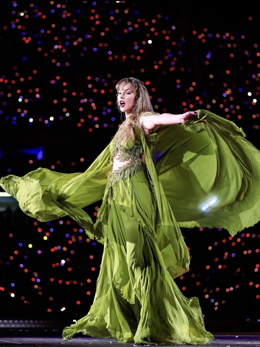 asherbaigz's tweet photo. @TheSwiftSociety @taylorswift13 The Green folklore dress is so gorgeous 💚

#SaoPauloTSTheErasTour https://t.co/QSgRbUNeX4