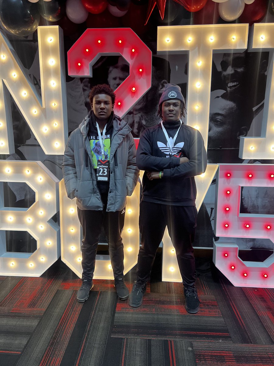 juicewhyce_'s tweet photo. Had fun at Uc Yesterday🔴⚫️ @jamarcuswhyce_ @CoachTreWB @TheGuruStew @Coach_Cass @OLBeastCoach03 @CoachPeteThomas
 @UCGriff @ZachGrantUC @joe_discher @CarolineTart @BearcatJournal @Knickoson42 @max_irion @AlPopsFootball https://t.co/e86qO8UGlP