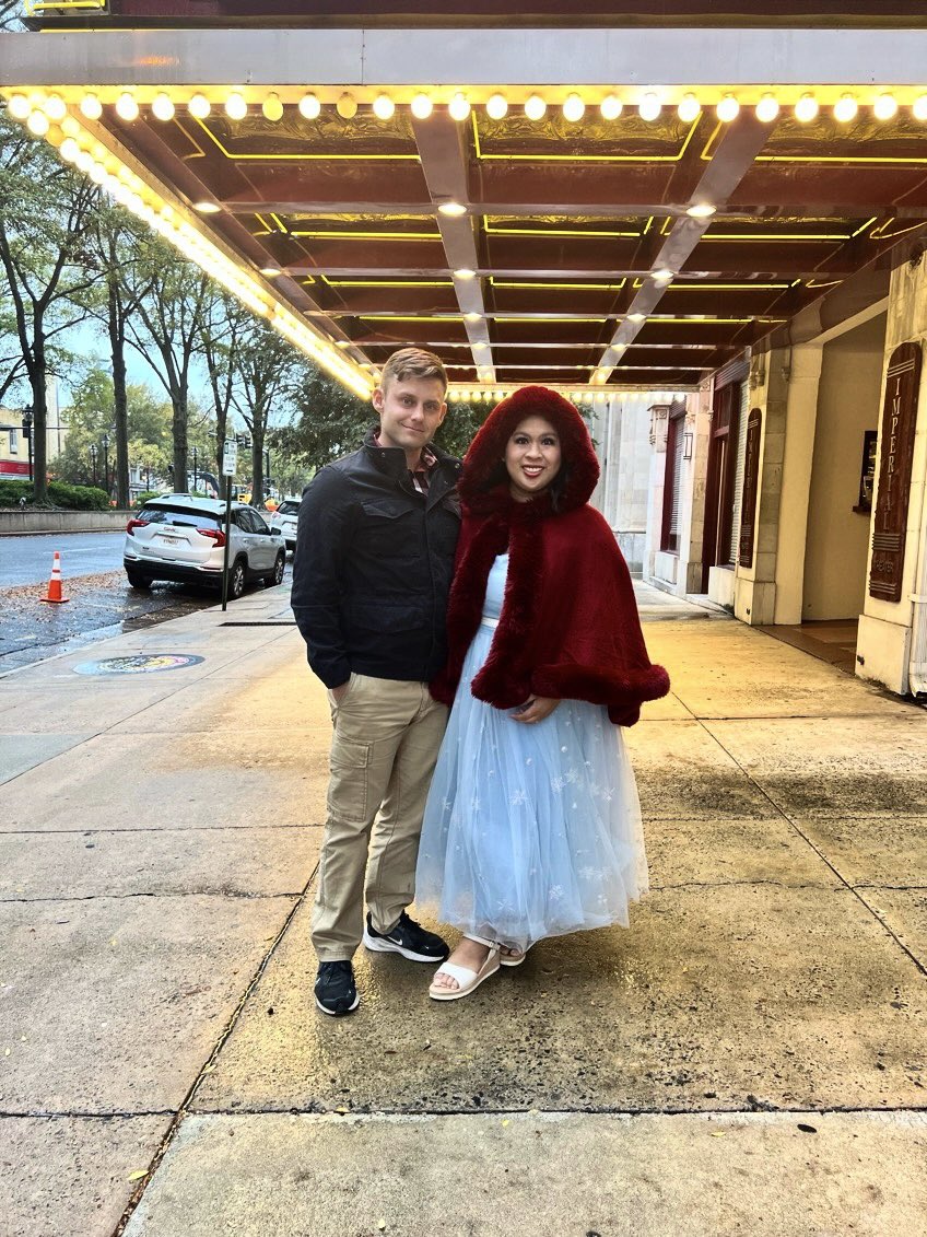 francesanneflo's tweet image. It’s #NutcrackerBallet season! 🎄🩰💃💂

I used to dance in The #Nutcracker, and I even got to sing in the chorus of @BalletWest1’s Nutcracker back in 2015. 

I have seen The Nutcracker in Utah (a handful of productions including Ballet West), New York (New York City Ballet) DC…