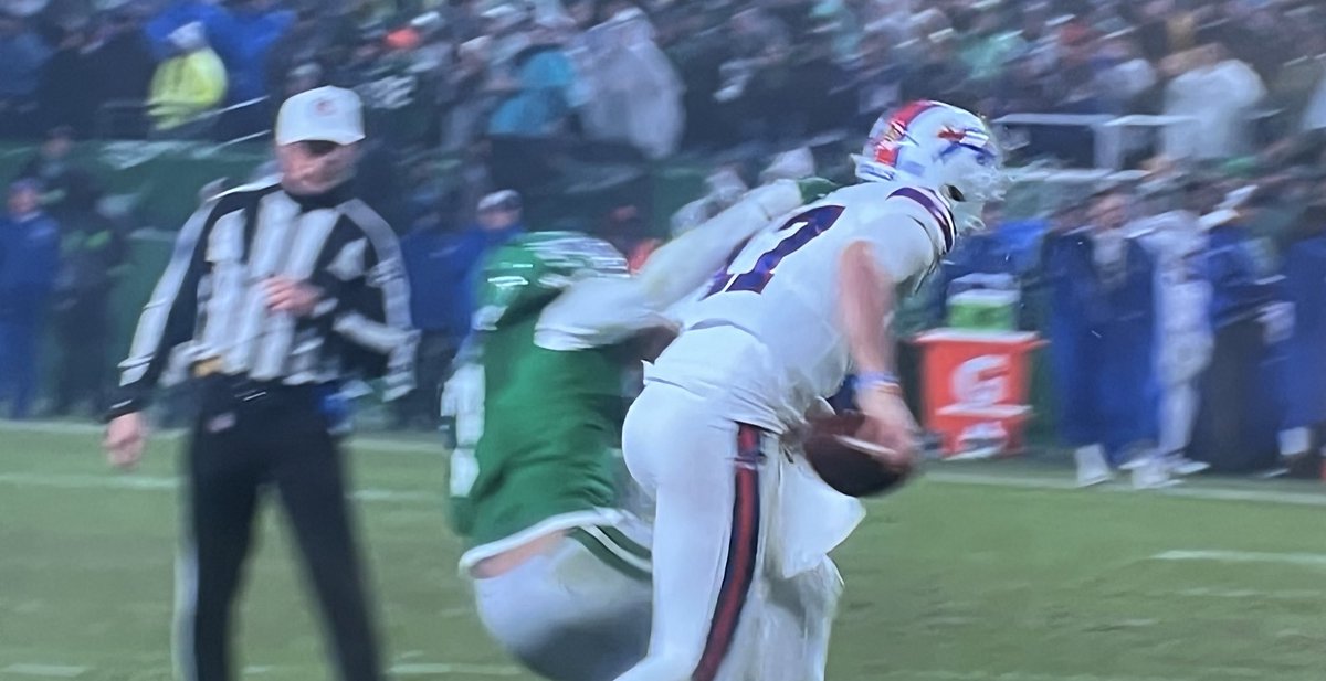 NFL_DougFarrar's tweet photo. This guy missed the horse-collar tackle. Holy shit. https://t.co/A1Qes6atCc
