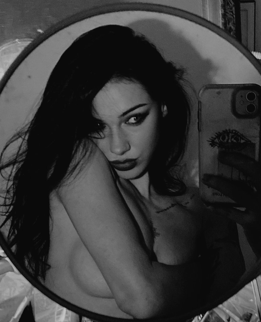𝗜𝗡𝗦𝗧𝗔𝗚𝗥𝗔𝗠 𝗣𝗢𝗦𝗧 「@𝘉𝘹𝘥𝘹𝘴𝘴𝘊𝘩𝘭𝘰𝘦」

❝Your love is my addiction
And I like to taste
I just can't resist it
But you're never gonna see me
You're never gonna see me again ❞