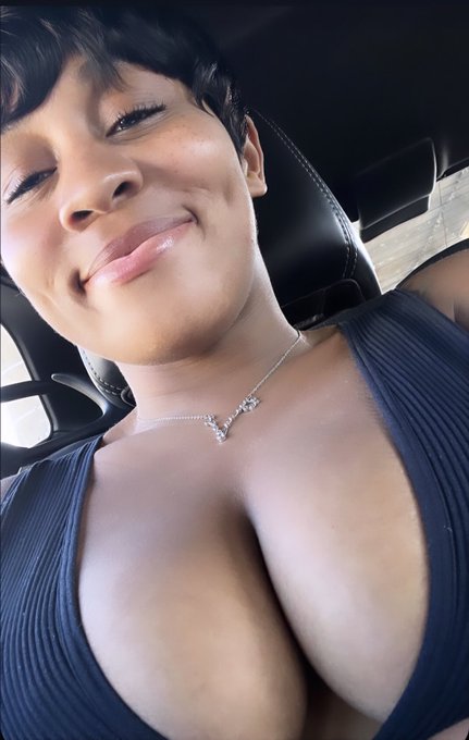 Its the no make up and dimples for me. Heeeey Miss Parker https://t.co/5smUtQlwcO