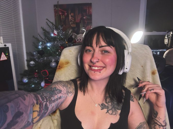 Hi! I will be going live tonight at 830PM est. this is my first stream ever so please be nice to me 🖤