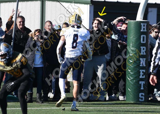 Great moment captured by <a href="/HockomockSports/">HockomockSports</a> here. 

Foxboro legend/ Bentley RB  Dylan Gordon  (Class of 2022) cheers on his younger brother Nolan (Class of 2025) as he reels in a TD pass on Thanksgiving

<a href="/NolanGordon19/">Nolan Gordon</a> <a href="/DylanGordon_1_8/">Dylan Gordon</a> <a href="/FoxboroFBall/">Foxboro Warriors Football</a>