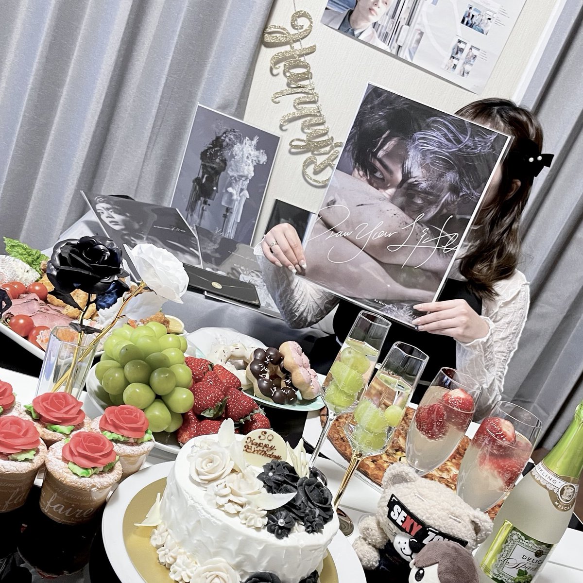 _mermaid421's tweet photo. 🤍聡ちゃん🖤
26歳のお誕生日おめでとう！
毎年沢山の感動と愛情をありがとう。
今年は「コ。展」の"光と影"をイメージしてケーキを作成していただきました🌹
どうか本人の目に留まりますように…
#松島聡生誕祭
#松島聡26Anniversary
#本人不在の誕生日会
#コ展 #松島聡
#SOGOODDAY https://t.co/AMTXkCHW90