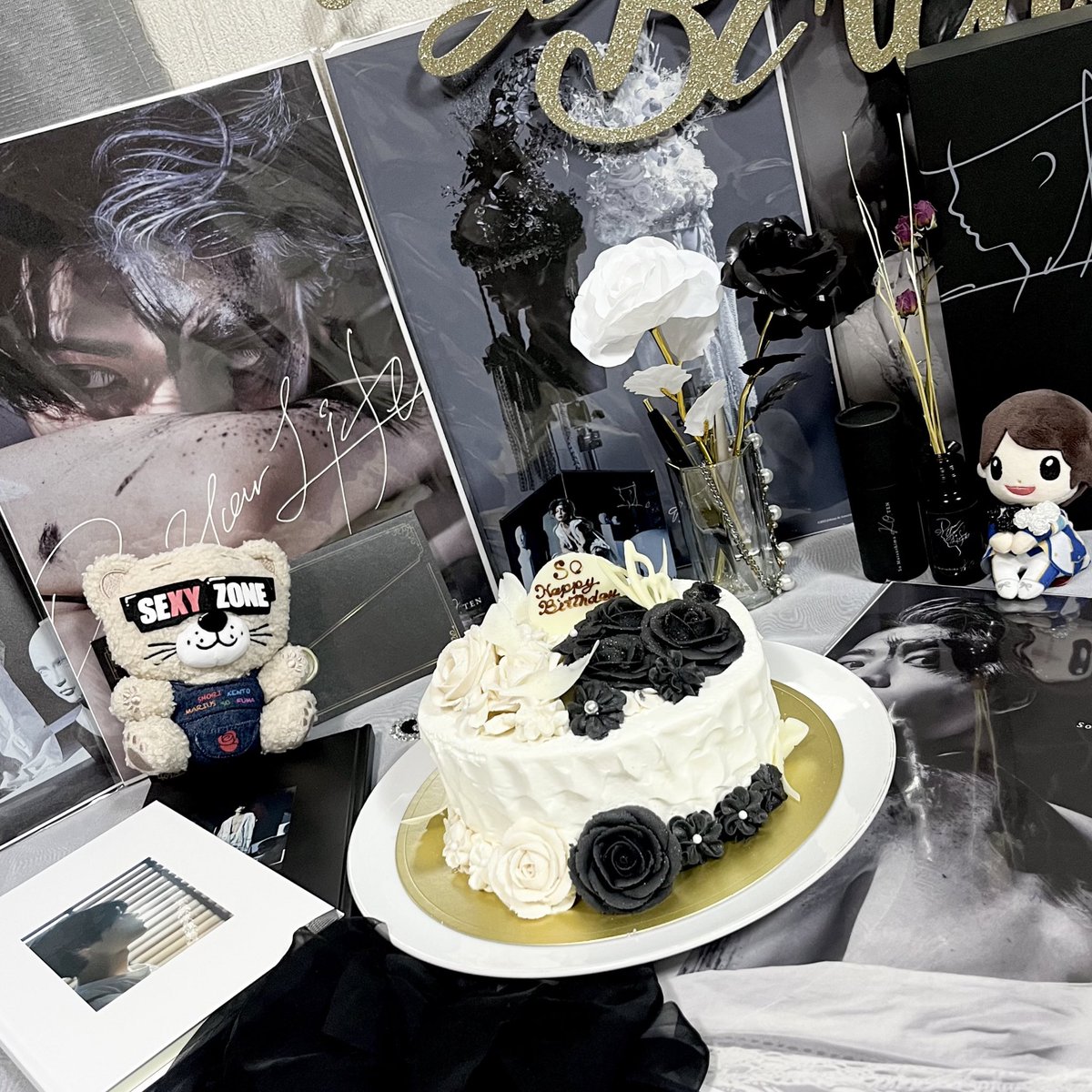 _mermaid421's tweet photo. 🤍聡ちゃん🖤
26歳のお誕生日おめでとう！
毎年沢山の感動と愛情をありがとう。
今年は「コ。展」の"光と影"をイメージしてケーキを作成していただきました🌹
どうか本人の目に留まりますように…
#松島聡生誕祭
#松島聡26Anniversary
#本人不在の誕生日会
#コ展 #松島聡
#SOGOODDAY https://t.co/AMTXkCHW90