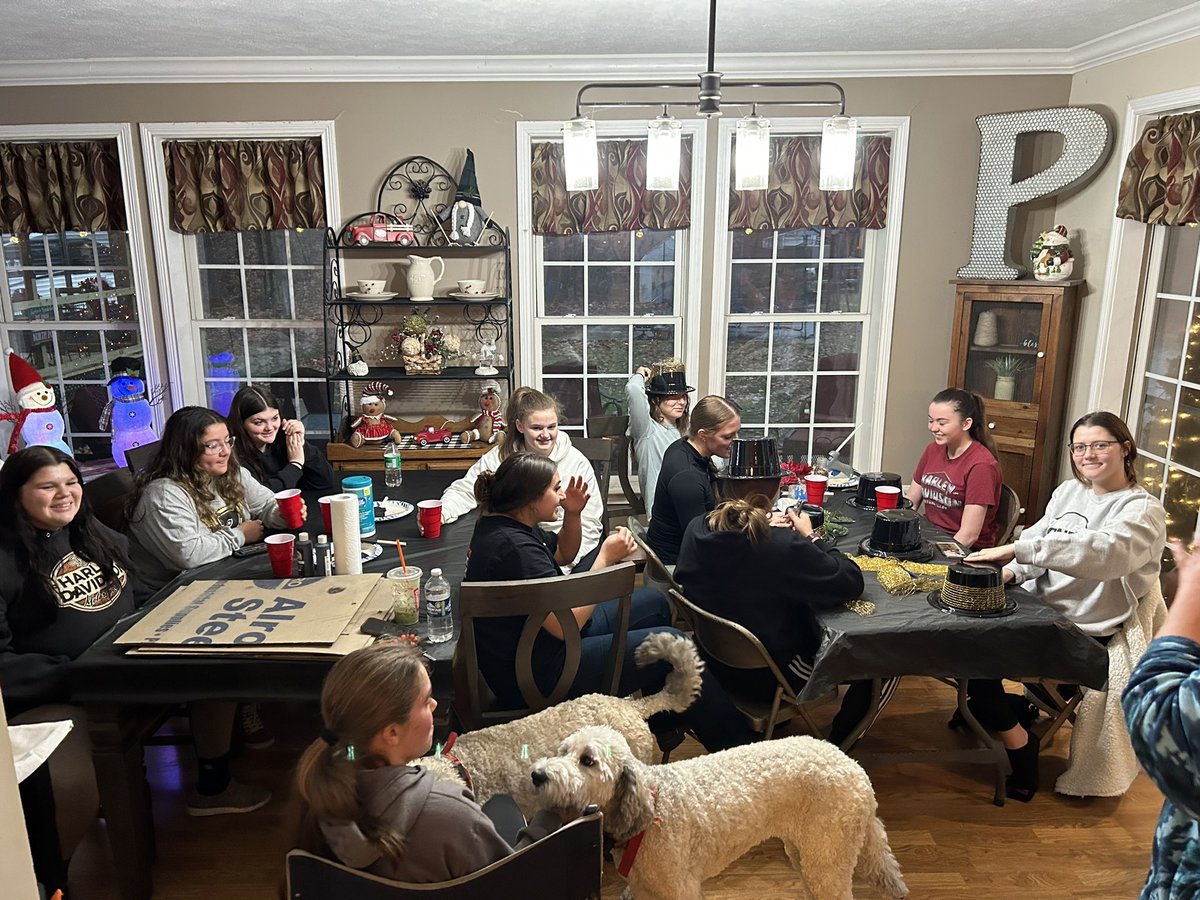 BHS_BballGirls's tweet photo. Team bonding to prep for the Boonville Christmas Parade next weekend! Happy Holidays from the Lady Pioneers! 🎄🎅 https://t.co/nUYZhlNYWQ