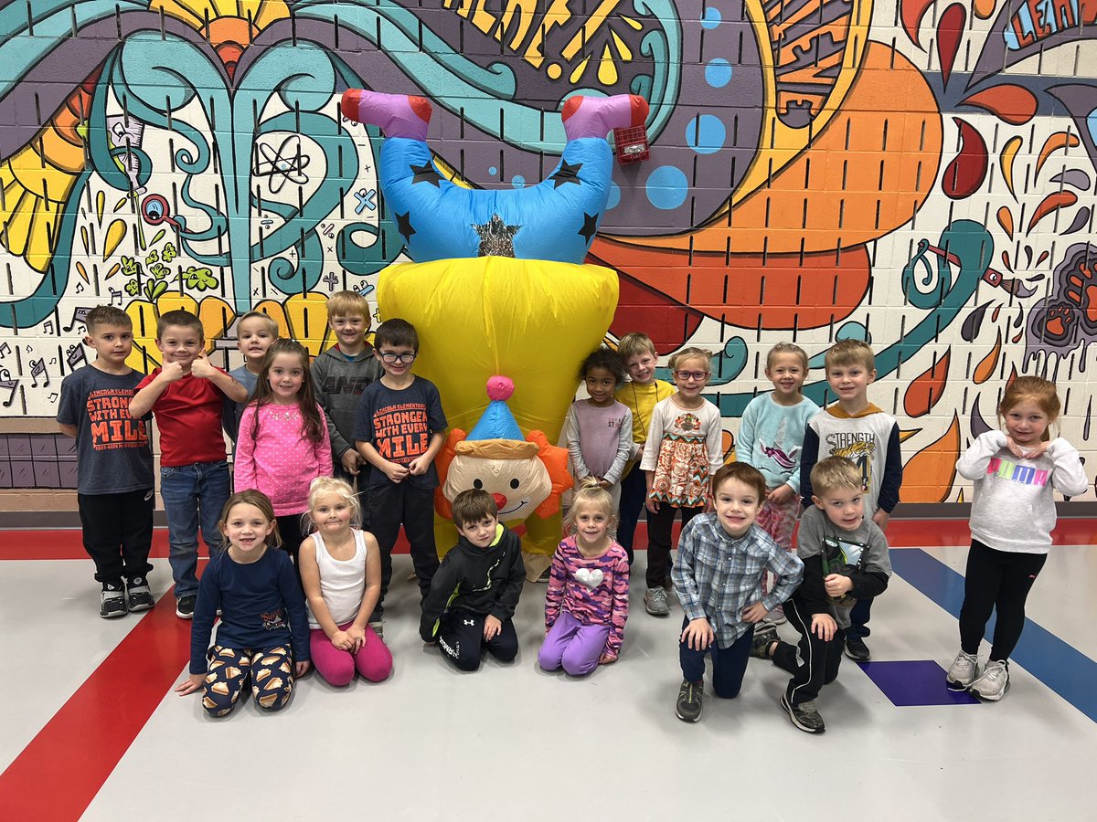 LiveLaughTeachK's tweet photo. #lincoln379 #usd379 Happy Thanksgiving from room 126! https://t.co/xXoGqJPIWU
