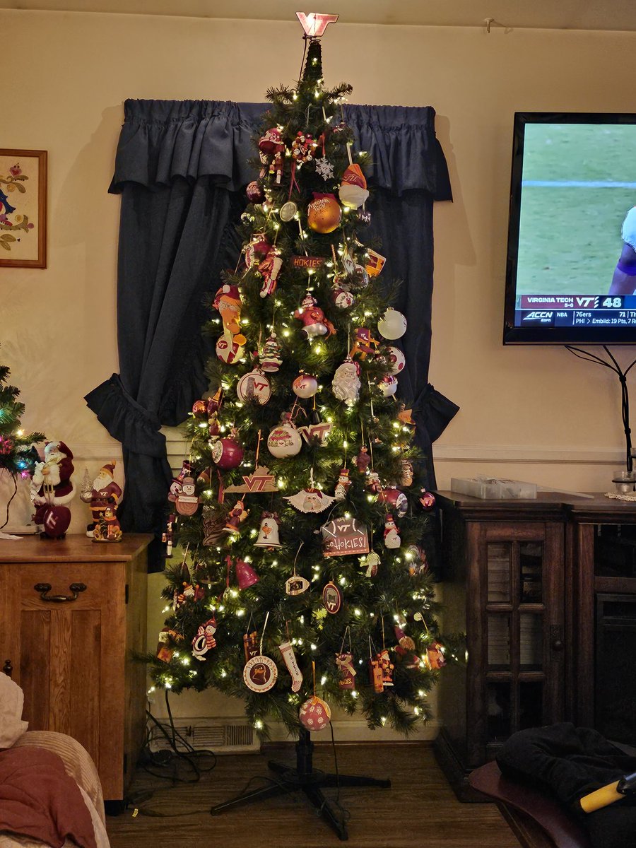 tlphokie92's tweet photo. Virginia Tech tree - always the first one decorated and the last one taken down. #GoHokies #VTalumni #HokieHolidays https://t.co/CWHEnUACe4