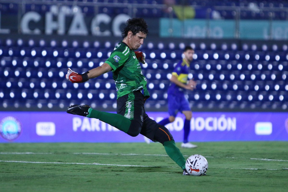 soydariocaceres's tweet photo. Toda una carrera en el fútbol: Racing, Independiente, San Lorenzo, Estudiantes LP, Cerro Porteño y demás. Hoy, atajó dos penales y le dio el ascenso a la @IntermediaAPF a 12 de Junio (VH)

Hilario Navarro, 43 años. https://t.co/rnTftNec5D