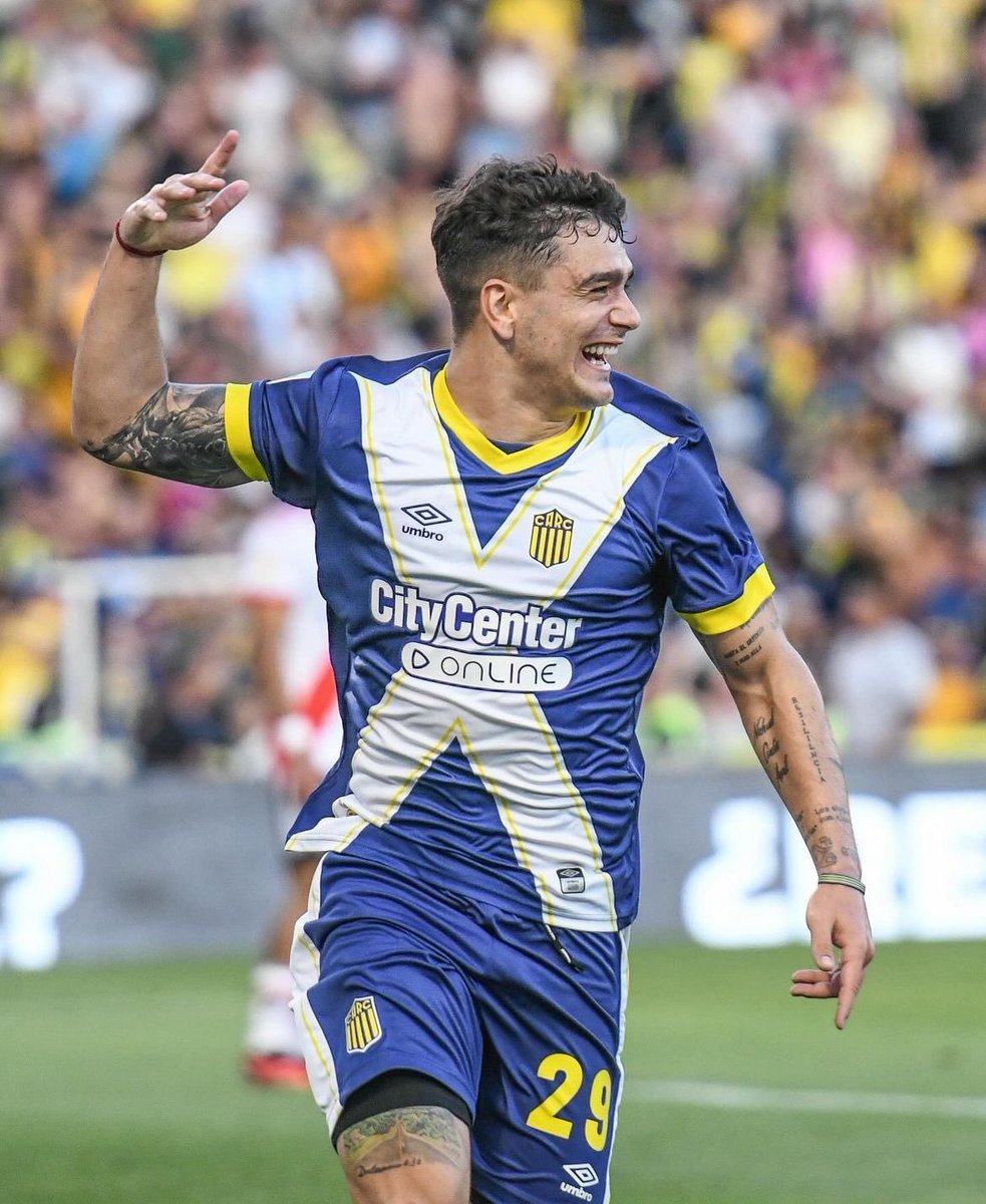 LautaroRegiori's tweet photo. Y que no queden dudas, Dupuy es el 9 de Central. 
Este pibe que va para adelante, que se aguanta todas, que tiene gol, que peleo para quedarse, que siempre sumo desde donde le toco.
Me pone muy feliz por el.
Grande Toro querido! https://t.co/upORr234NA