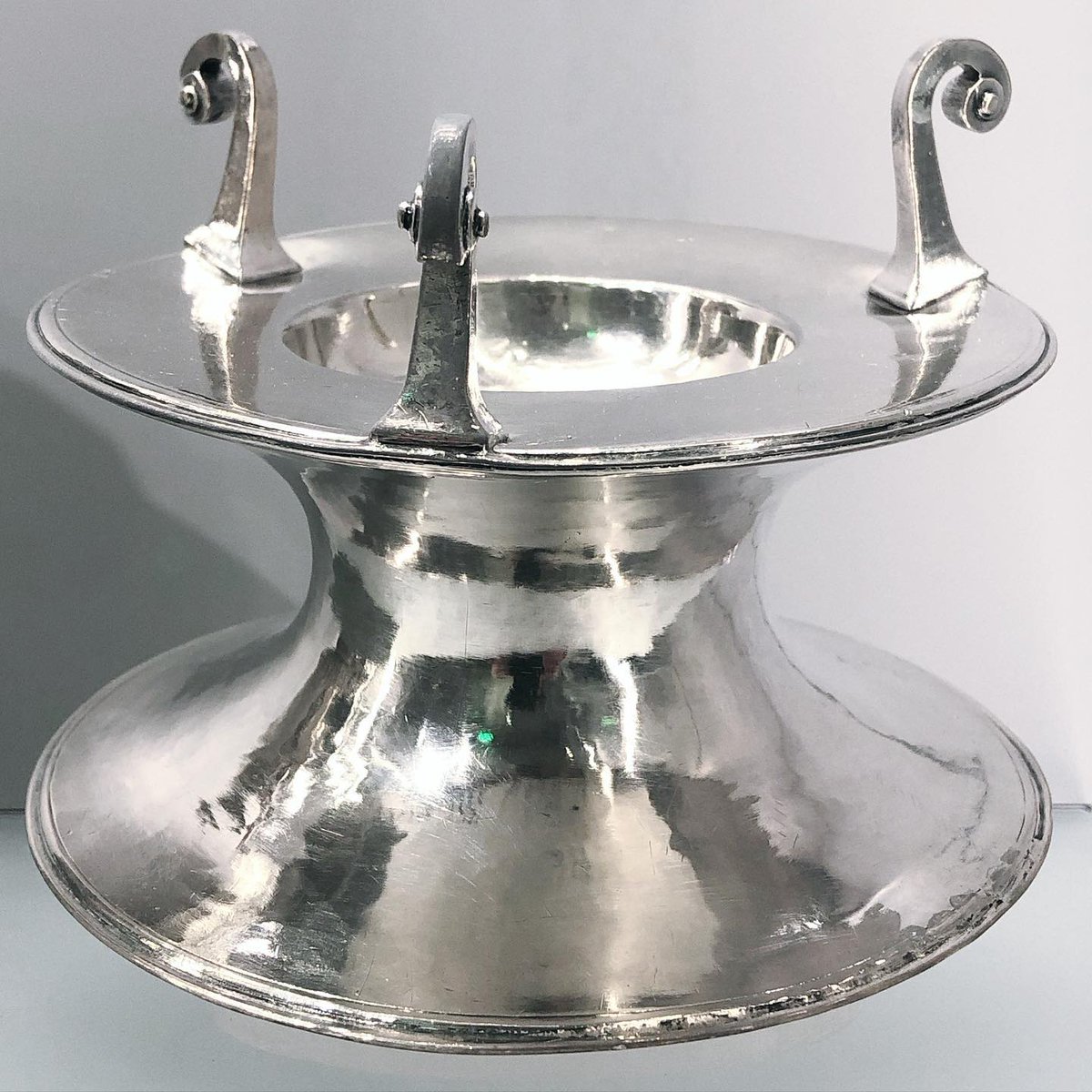 The 'Great Salt,' a London-made saltcellar brought to Massachusetts by Elizabeth Harris Glover (1602-1643), widow of the Reverend Jose Glover (circa 1594-1638). She donated it + her late husband’s printing press— the first in the English colonies— to Harvard. #VastEarlyAmerica