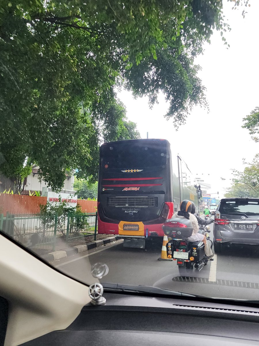 dik_kelik's tweet photo. @RadioElshinta jalur alternatif cibubur cileungsi setelah RS Meilia , terdapat bus parkir disebelah kiri. Lalin tersendat. Tetap hati-hati. Cuaca berawan https://t.co/jXaF9wuV7A