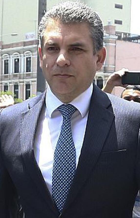 SneiderLuz's tweet photo. Listo se apagó la vela ya es oficial la excelente fiscal de la Nación Patricia Benavides bota del MP al corrupto Rafael Vela Barba ya no podrá ejercer su cargo de fiscal supremo ni nada. NO OLVIDAR q éste miserable👇 vendió al Perú a ODEBRECHT y se llenó sus bolsillos d millones. https://t.co/EXcKL5Unkt