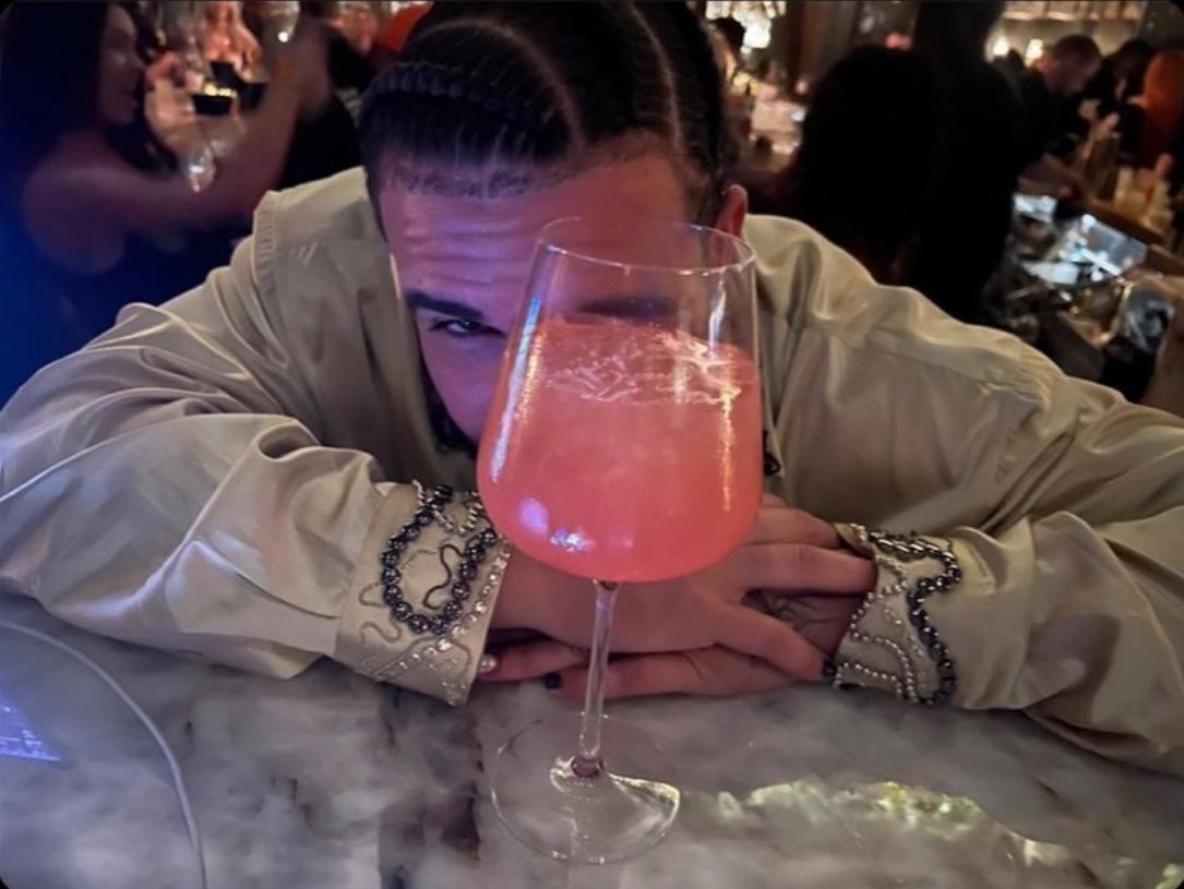 ogm4xb_'s tweet photo. me looking at her when the liquor start making me feel freaky https://t.co/TO10jLgilk