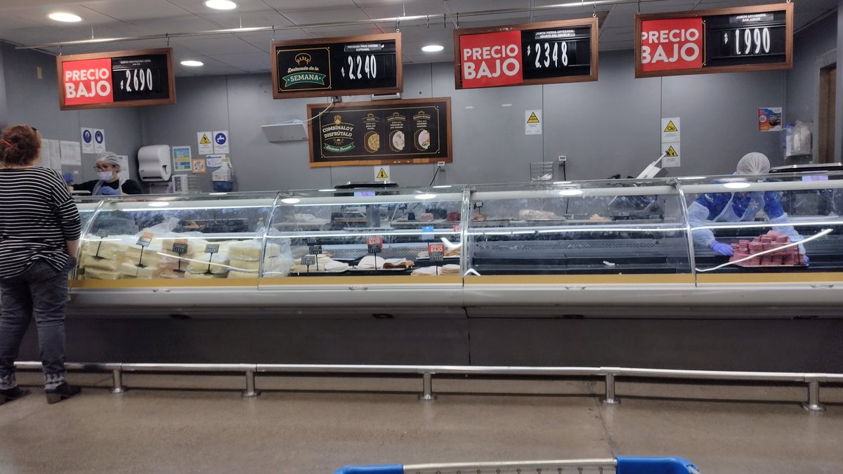arcangel661's tweet photo. @LIDERcl por qué el supermercado de San Joaquín si cierra a las 21:00 en fiambrería atiendo hasta las. 20:30 y cuando se les pregunta responden de mala manera. https://t.co/JRsGfFqOy4