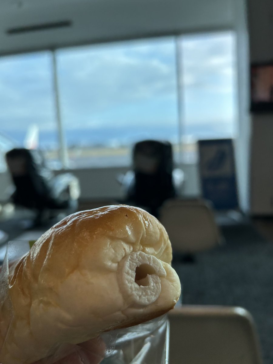 ichinosuke111's tweet photo. 鹿児島空港でフランセのちくわパン https://t.co/S0C7CsqhuJ