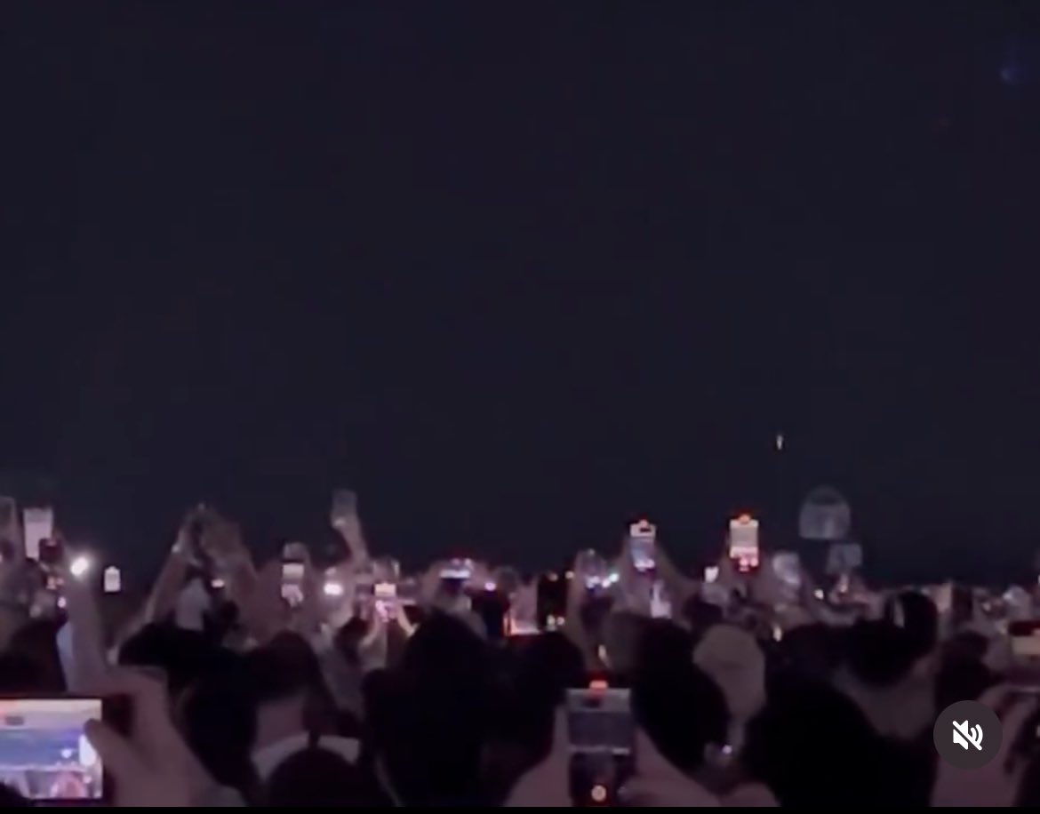 LeizeBrucca's tweet photo. Pelos videos, os Swifties foram no show pra gravar o show e não pra ver o show. https://t.co/FYDfGAFBnw