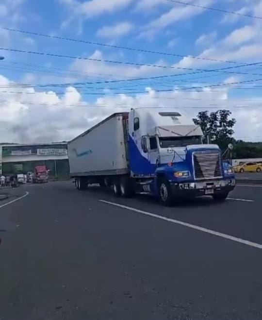 #Nacionales Camioneros de El Salvador continúan su viaje, luego de petición del presidente @nayibbukele y autorización de apertura de vías del dirigente indígena Toribio Garcia. #RadioPanama