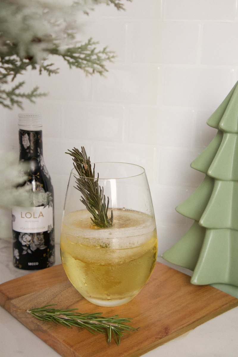 #PeleePartyPicks — fill a wine glass with a little sparkling water, pop a sprig of rosemary in it, freeze it for a few hours, pull it out and add a little Lola Secco!🎄🥂