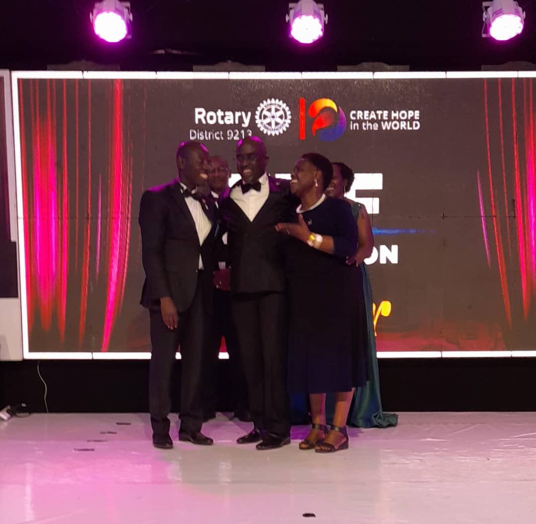 Rotary_Bugolobi's tweet photo. Congratulations our own PP Adrian Rutaroh!!! His giving heart, generous spirit, and all-round goodness, was recognised by @District9213 #TRFDinner #serviceaboveself #jollygoodfellow We are so proud!!!🎈💙🫂 https://t.co/R10cUydrw8